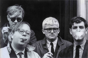 Parte de los líderes intelectuales de Nueva York en los sesenta, con Andy Warhol al fondo, vistos por Dennis Hopper/ Photo Credits: Courtesy The Hopper Art Trust www.dennishopper.com