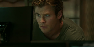 Chris Hemsworth desarrolla su actividad en el filme en una línea semejante a la de Bond y Bourne