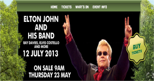 Elton John saltó al escenario ataviado con una chaqueta azul de lentejuelas