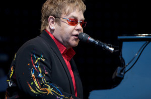 Los momentos más emotivos los pusieron las baladas en acústico de Elton John