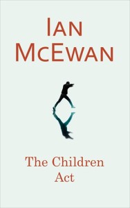 Ian McEwan firma un texto que evoluciona a través de los mecanismos de la autodestrucción
