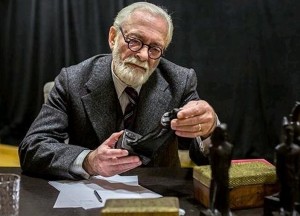 Helio Pedregal interpreta a Freud con 83 años, veinte días antes del suicidio del psiquiatra/ Photo Credits: teatroespanol.es