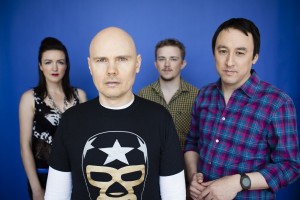Billy Corgan (en el centro) y sus compañeros están preparando un a gira para presentar en directo "Monuments to an Elegy"