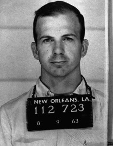 En la serie, el personaje de James Franco se introduce en la rutina de Lee Harvey Oswald (en la foto)