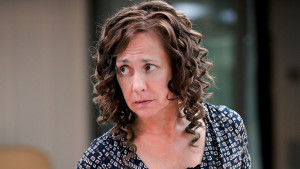 Laurie Metcalf se lo hace pasar muy mal a Bruce Willis