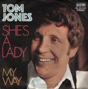 Tom Jones ha optado por un estilo menos glamuroso que el que le dio la popularidad en los sesenta y setenta