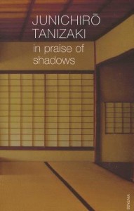 El ensayo de Junichiro Tanizaki fue prologado por el arquitecto Charles Moore, en su traducción al inglés
