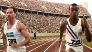 Jesse Owens (derecha) es encarnado en el filme por Stephan James
