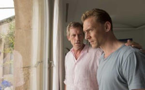 Tom Hiddleston comparte cartel con Hugh Laurie (izquierda)